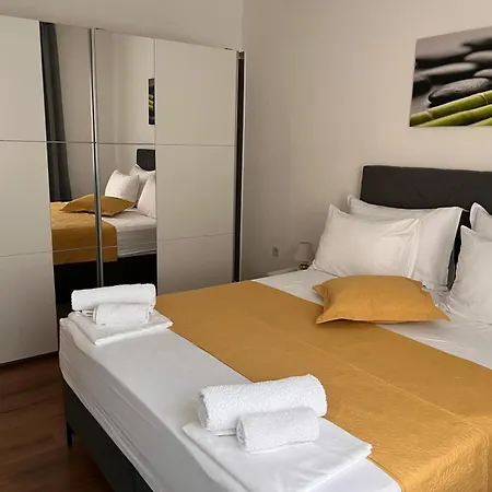 Bond With Private Parking Apartman