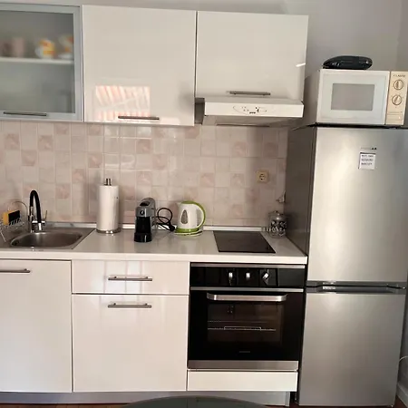 Bond With Private Parking Apartman