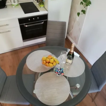 Bond With Private Parking Apartment Zadar