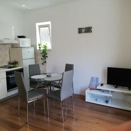 Bond With Private Parking Apartment Zadar
