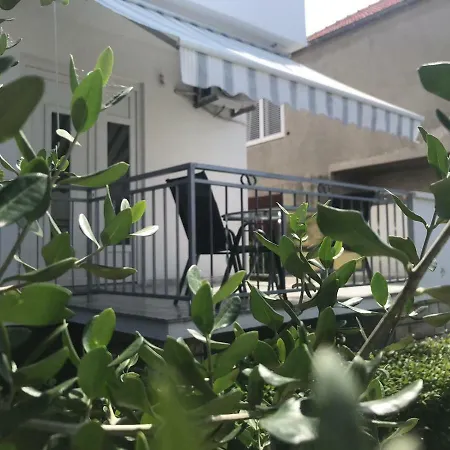 Bond With Private Parking Apartment