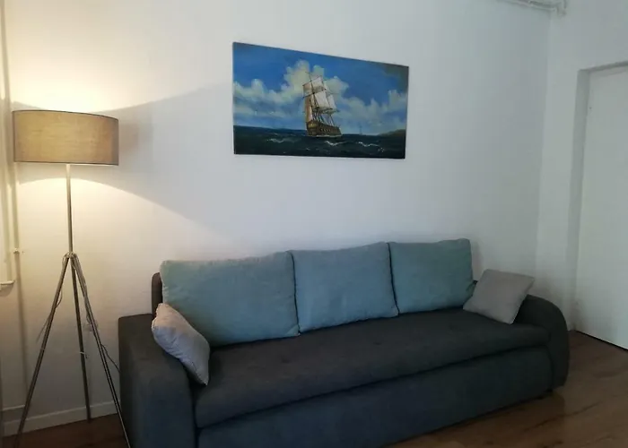 Bond With Private Parking شقة